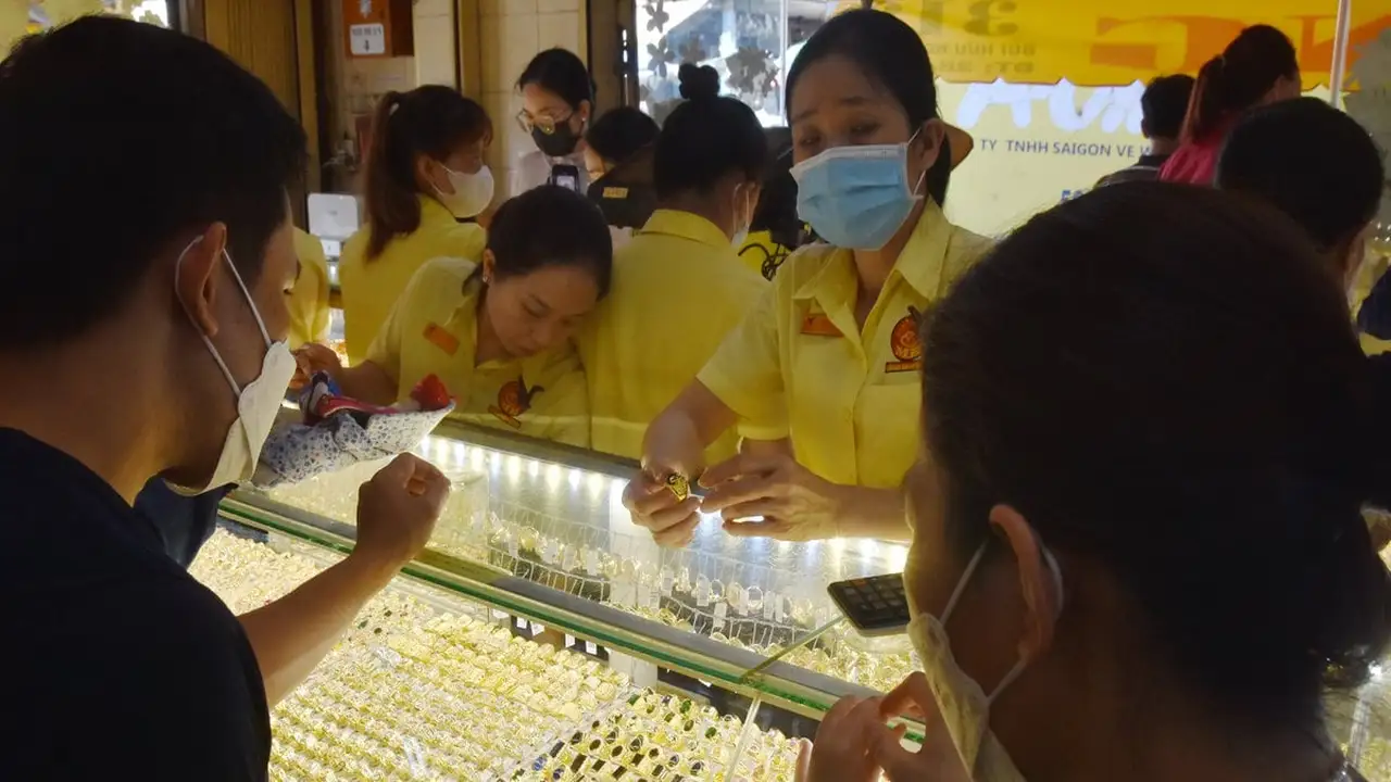 تغيرات أسعار سبائك الذهب والخواتم المحلية لدى DOJI وPhu Quy والأسواق العالمية